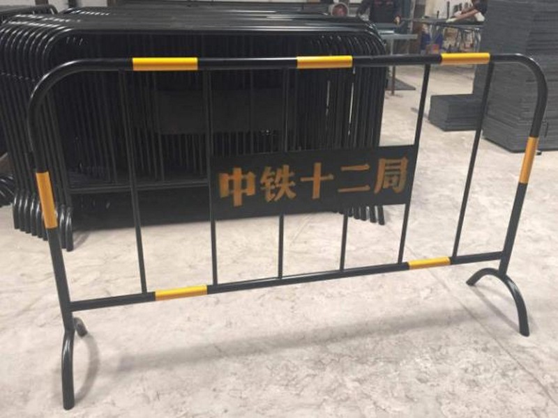 图木舒克黄黑铁马施工护栏
